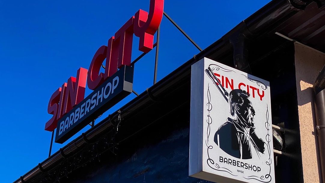 Вивіска та логотип Sin City Barbershop крупним планом